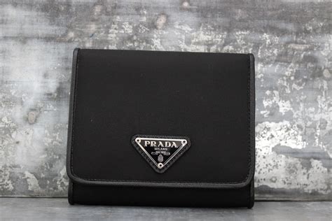 ebay portafoglio prada 1m0170|Prada trifold wallet 1M0170 black leather used compact wallet.